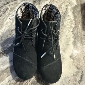 Tom’s Desert Wedge in Black suede